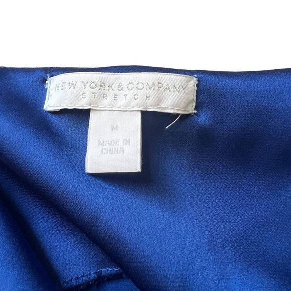 🔥3/$15 New York and Company Royal Blue top M - Picture 2 of 7